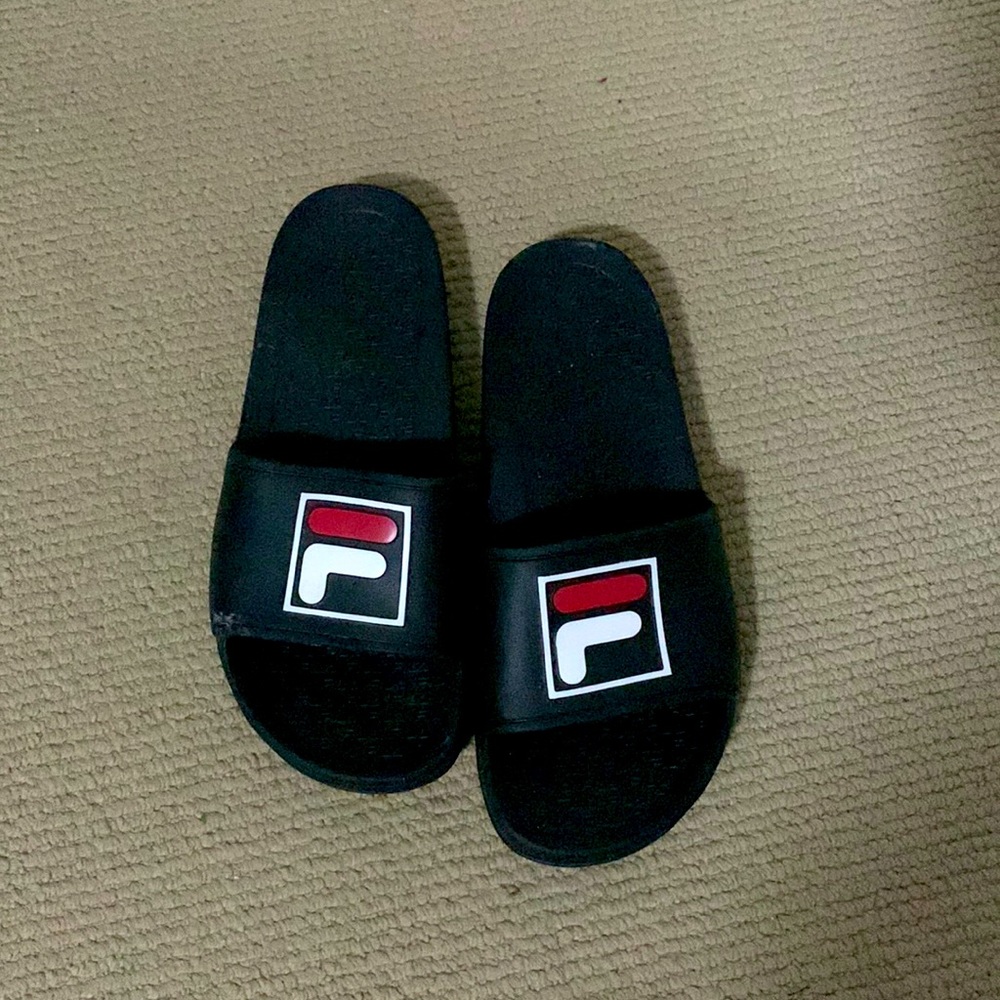 I am selling this fila slides. They are a size 7 in men’s, 8 in woman’s